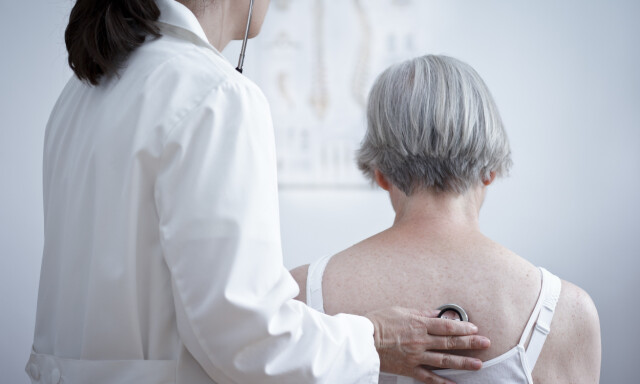LYTTE PÅ LUNGENE: Ved mistanke om atelektase er det naturlig at legen lytter over lungene. Foto: Shutterstock / NTB Scanpix LYTTE PÅ LUNGENE: Ved mistanke om atelektase er det naturlig at legen lytter over lungene. Foto: Shutterstock / NTB Scanpix
